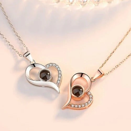 Collar Te Amo en 100 Idiomas con estuche de lujo en forma de corazón.